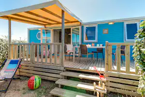 Camping Sandaya Les Tamaris - Mobilheim mit Veranda und Esstisch auf dem Campingplatz