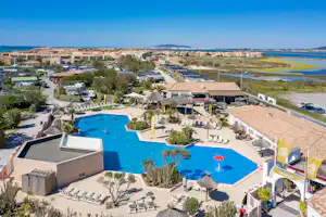 Camping Sandaya Les Tamaris - Campingplatz mit Pool,Wasserrutsche, Liegestühlen und Sonnenschirmen