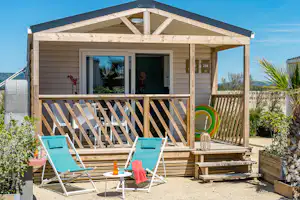 Camping Sandaya Les Tamaris - Mobilheim mit Veranda und Liegestühlen auf dem Campingplatz