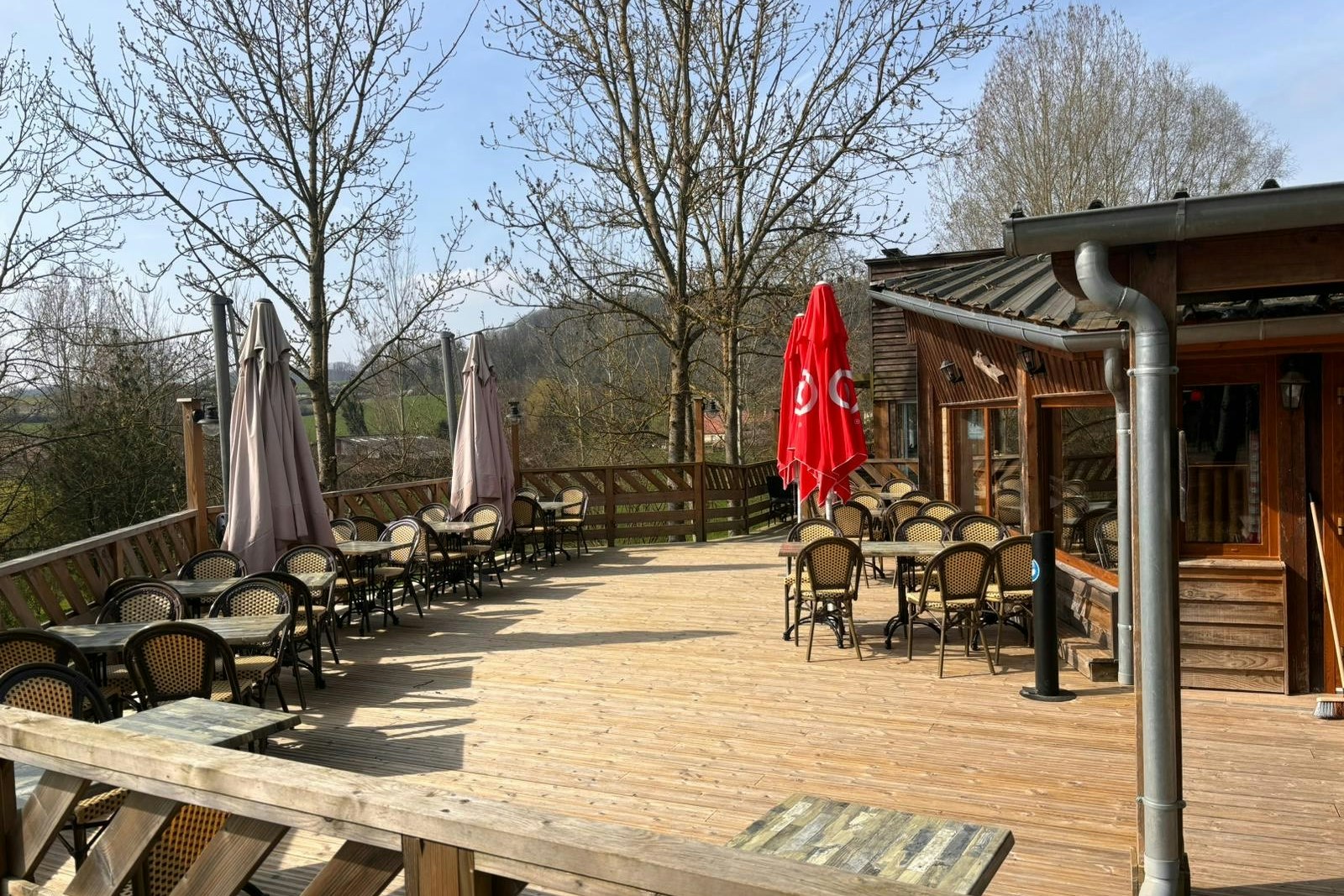 Camping Les Étangs du Moulin  - Restaurant mit Terrasse auf dem Campingplatz