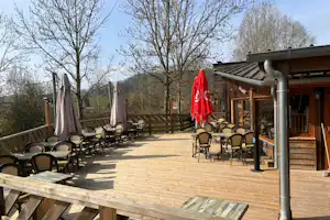 Camping Les Étangs du Moulin - Restaurant mit Terrasse auf dem Campingplatz