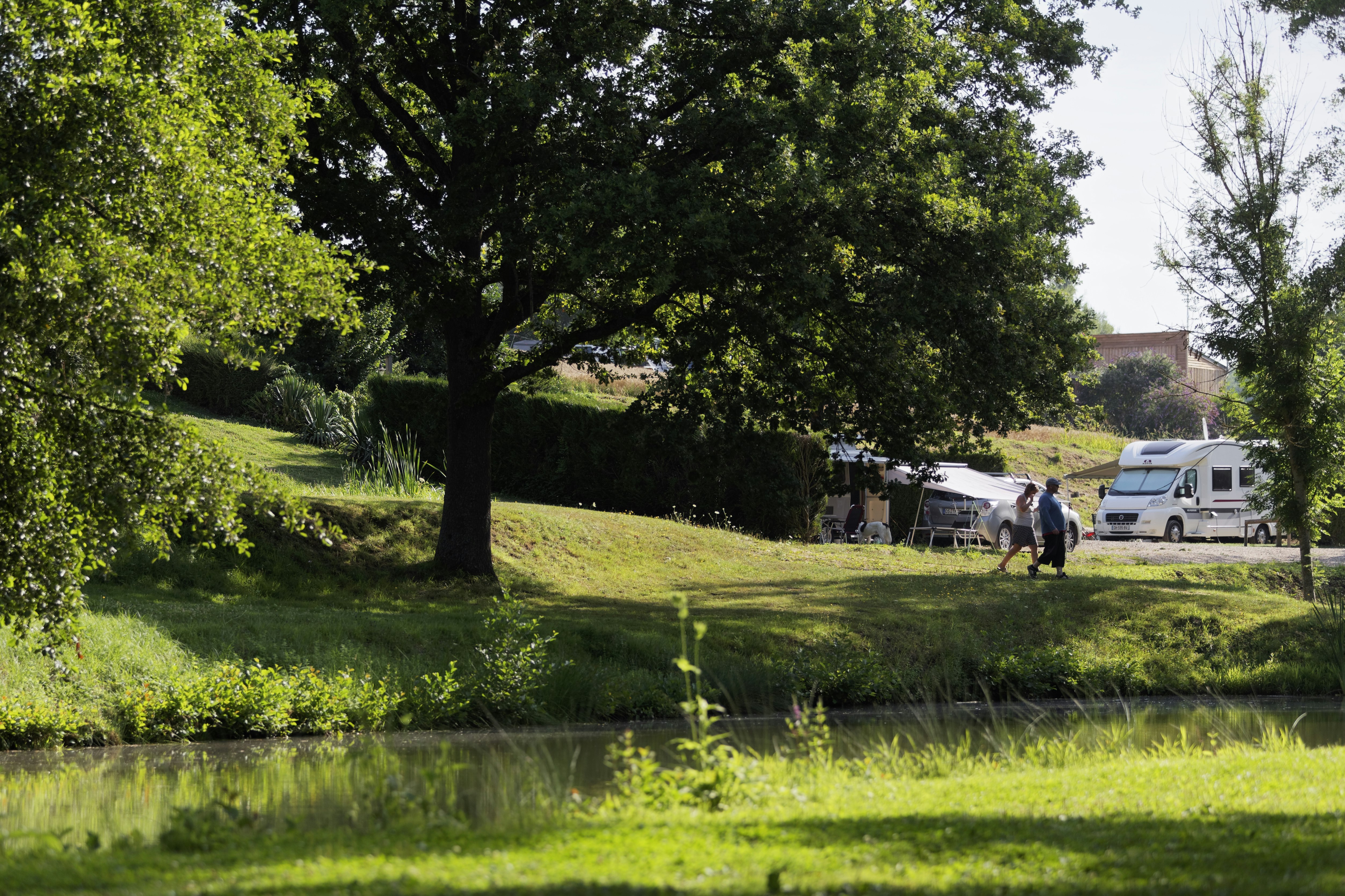 Camping Les Étangs du Moulin - Campingplatz im Grünen
