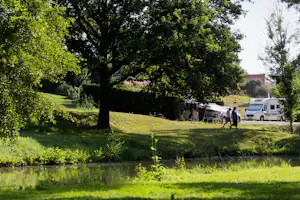 Camping Les Étangs du Moulin - Campingplatz im Grünen