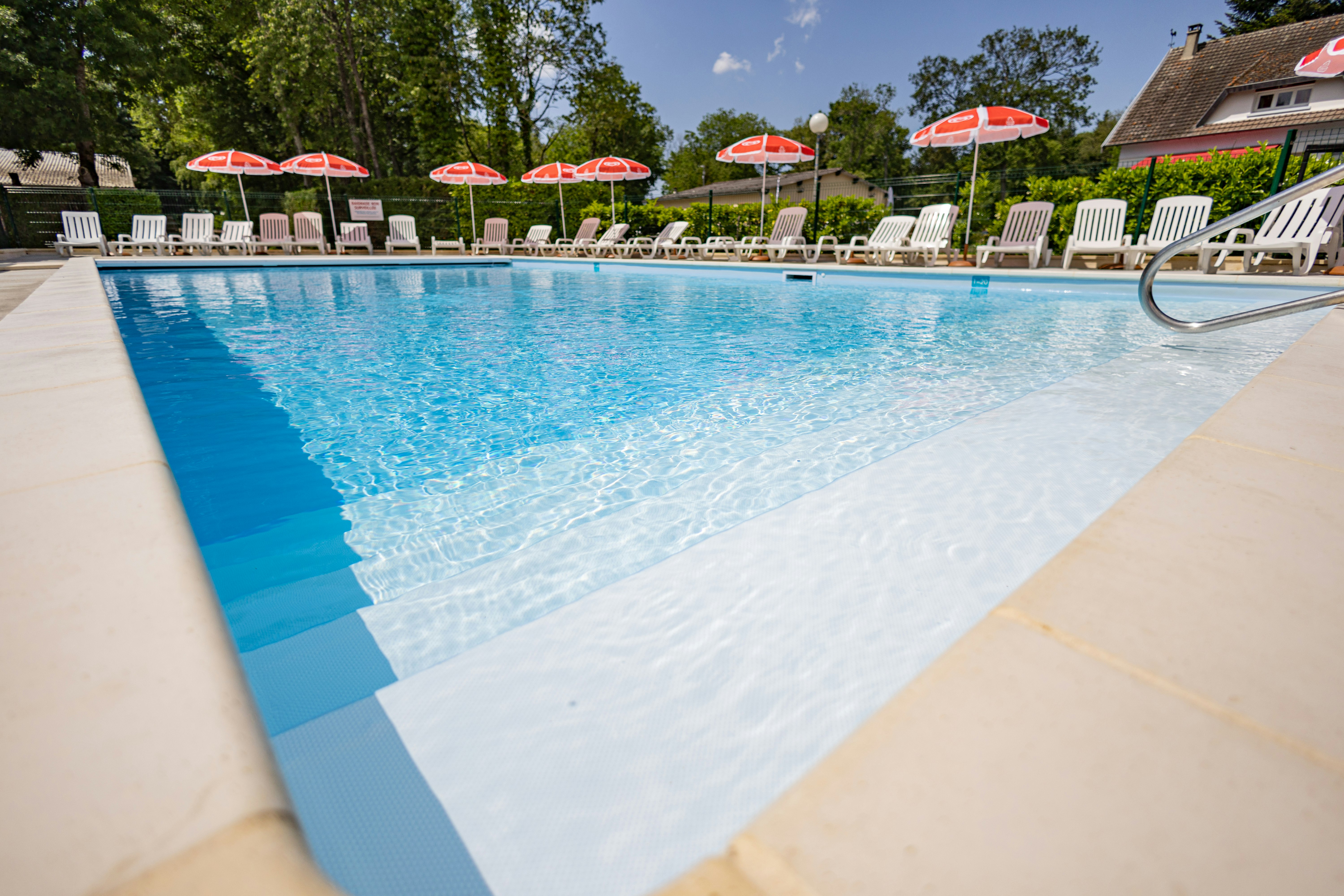 Camping Les Étangs Fleuris  - Pool im Freien mit Liegestühlen und Sonnenschirmen