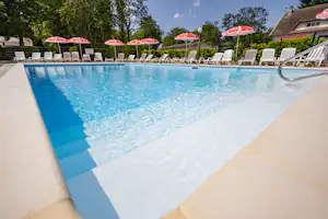 Camping Les Étangs Fleuris - Pool im Freien mit Liegestühlen und Sonnenschirmen