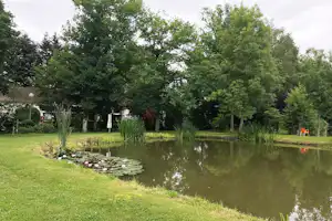 Camping Les Étangs Fleuris - Teich auf dem Campingplatz im Grünen