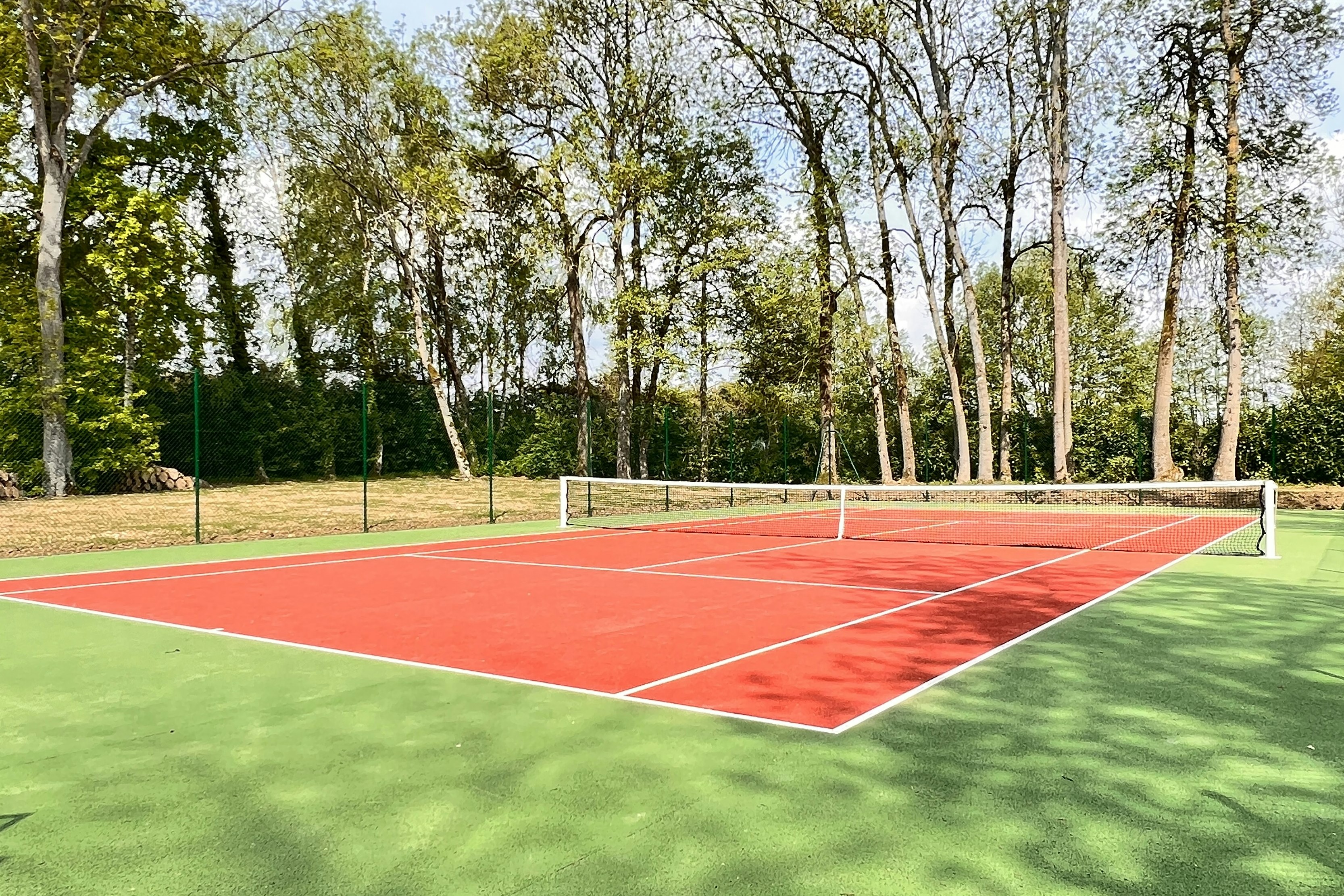 Camping Les Étangs Fleuris - Tennisplatz auf dem Campingplatz