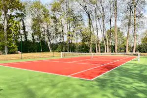 Camping Les Étangs Fleuris - Tennisplatz auf dem Campingplatz