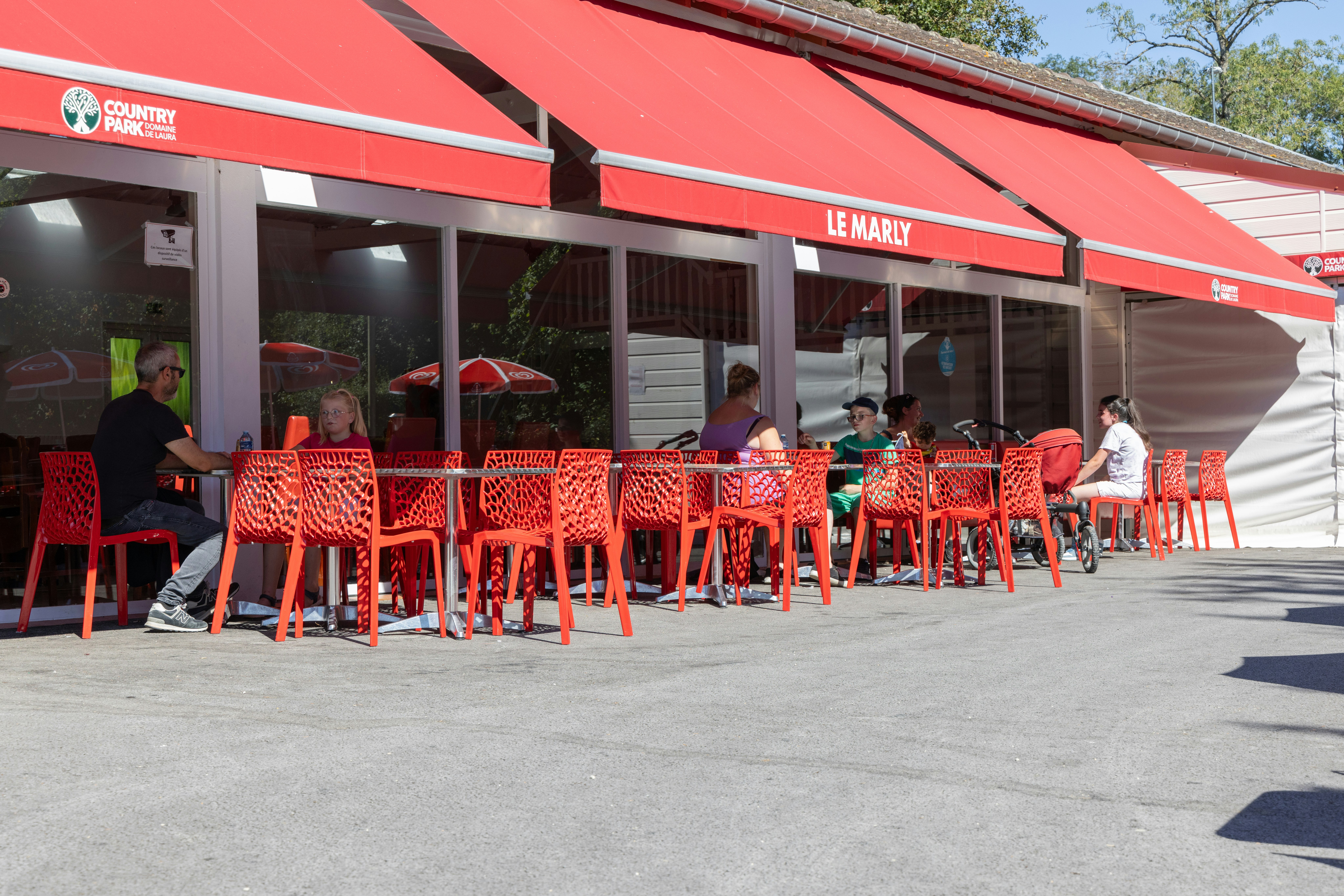 Camping Les Étangs Fleuris - Terrasse des Restaurants auf dem Campingplatz