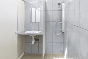 Camping Les Templiers - Innenansicht des Sanitärgebäudes