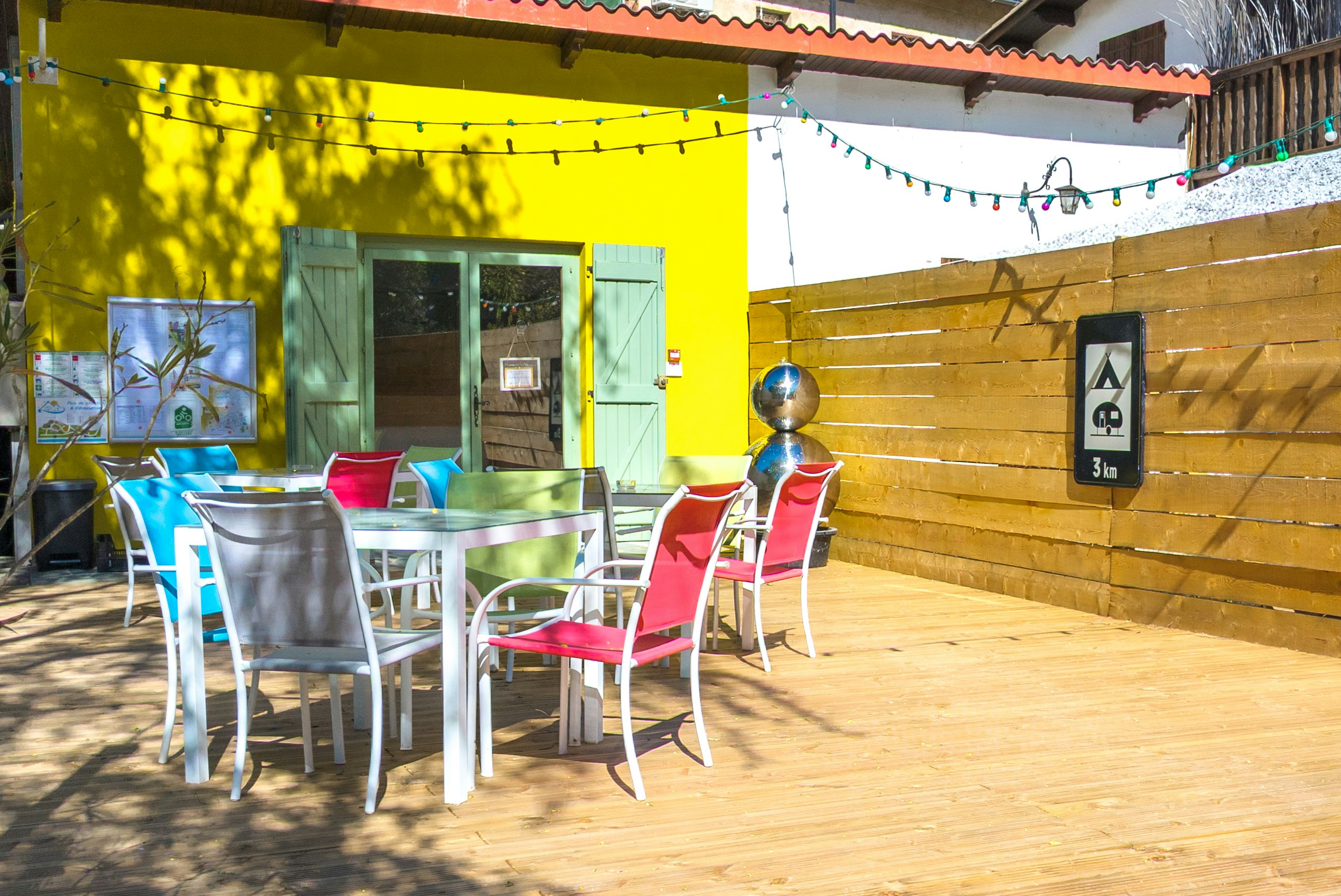 Camping Les Templiers  - Rezeption mit Terrasse auf dem Campingplatz