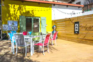 Camping Les Templiers - Rezeption mit Terrasse auf dem Campingplatz