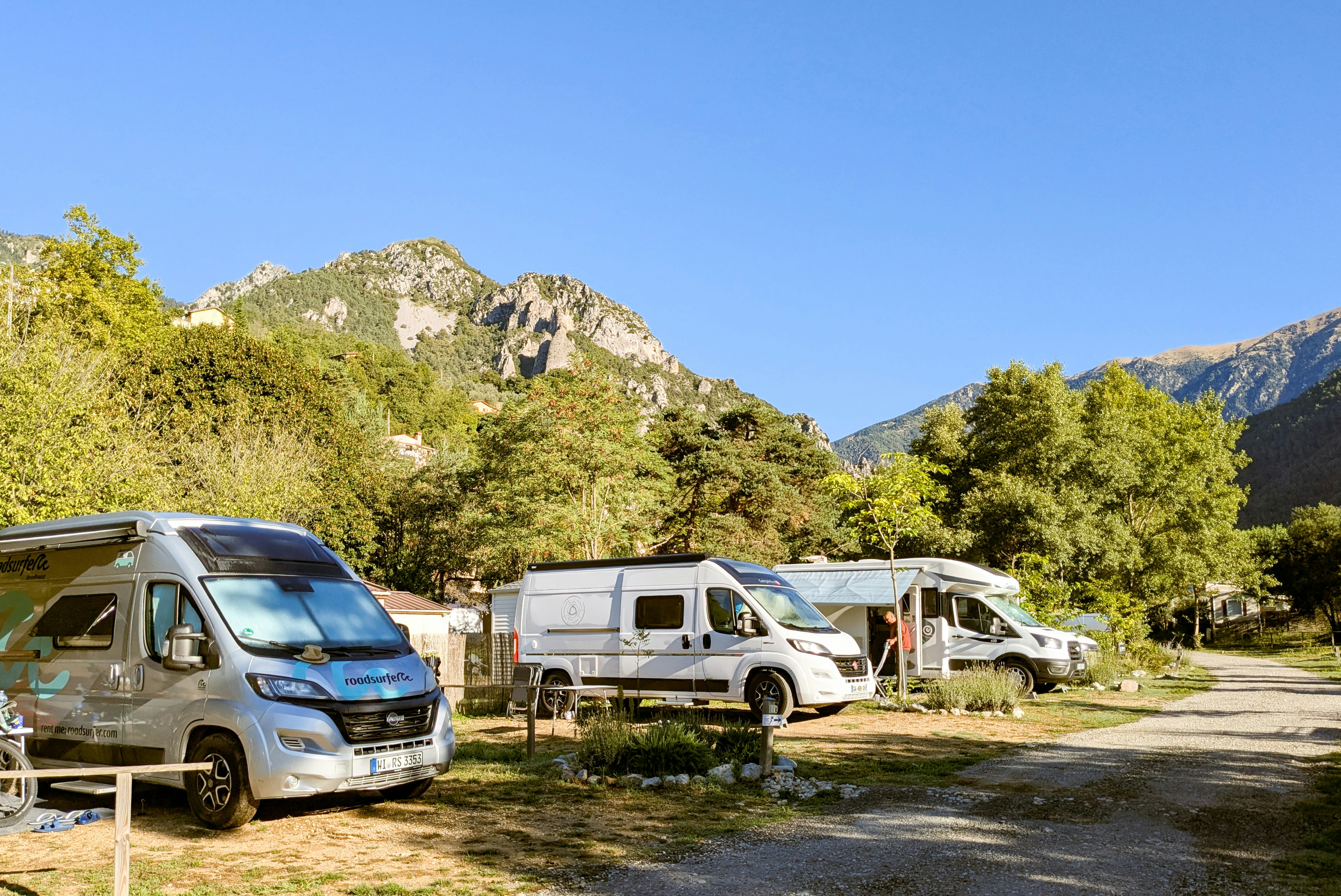 Camping Les Templiers - Standplätze zwischen den Bäumen auf dem Campingplatz