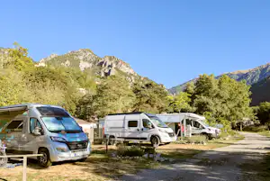 Camping Les Templiers - Standplätze zwischen den Bäumen auf dem Campingplatz