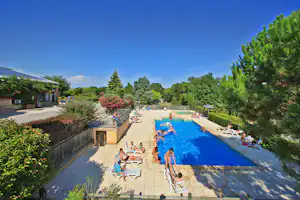 Camping Les Terrasses du Périgord - Camper am Pool vom Campingplatz mit Liegestühlen in der Sonne