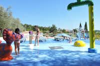 Camping Les Terrasses Provençales - Kinderbereich des Swimmingpools mit Sonnenliegen