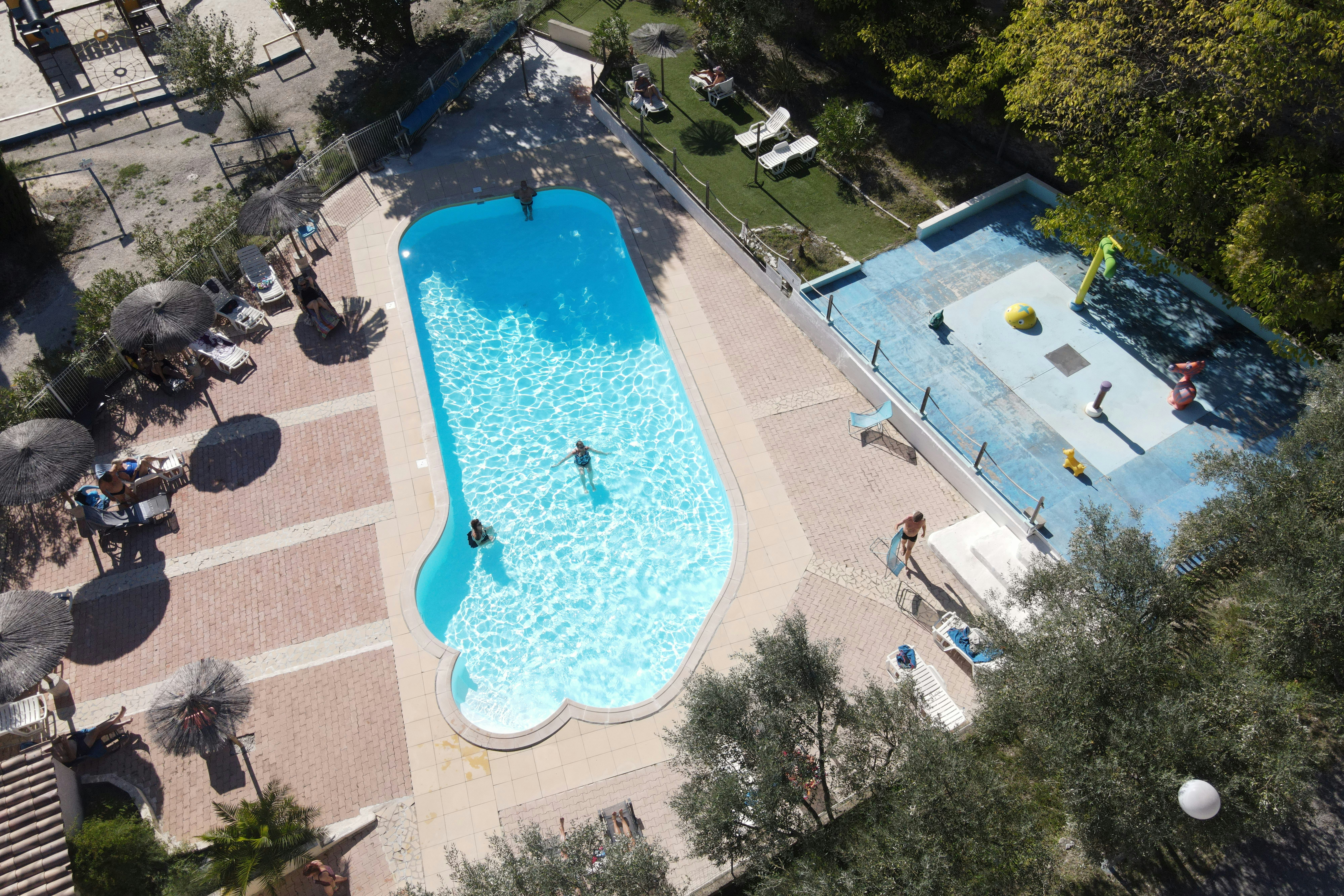 Camping Les Terrasses Provençales - Pool auf dem Campingplatz