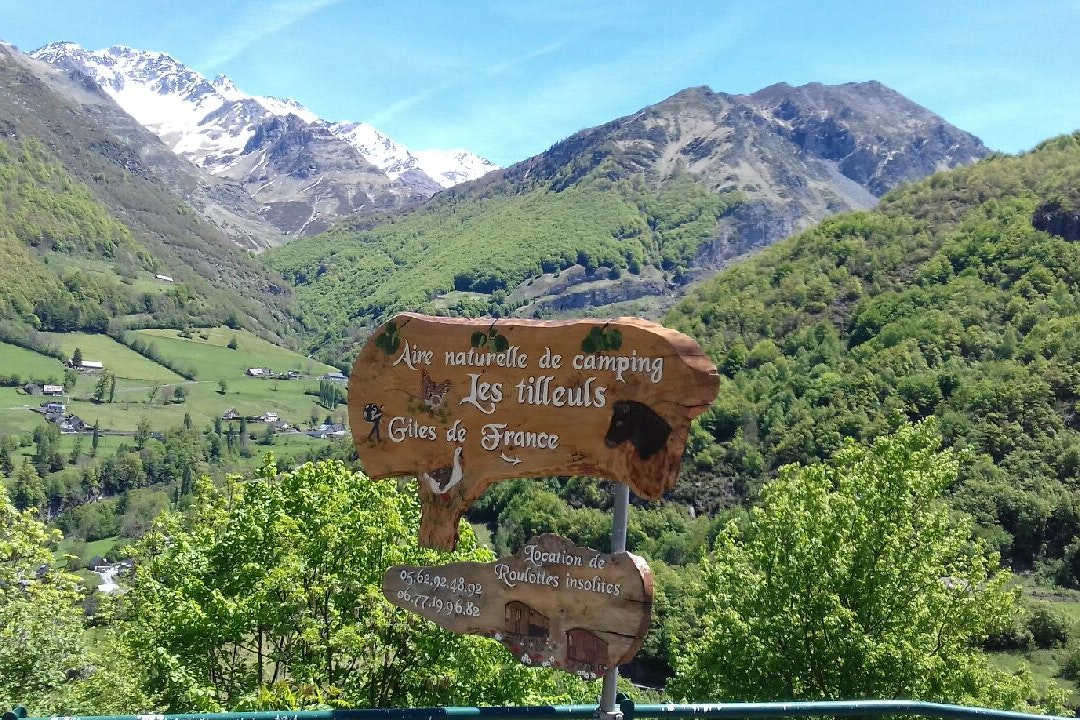 Camping Les Tilleuls - Camping Schild in dem Bergen