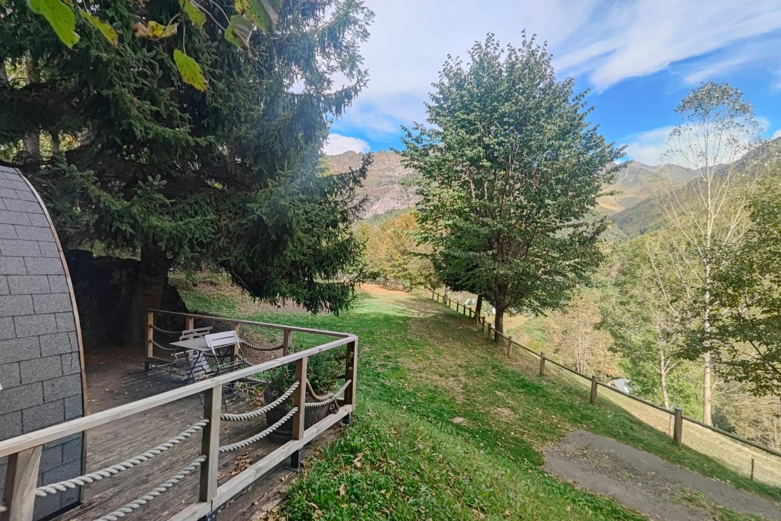 Camping Les Tilleuls - Campingpods auf dem Campingplatz mit Blick in die Berge