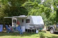 Camping Les Tilleuls - WOhnwagen mit Terrasse auf einem Stellplatz