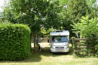 Camping Les Tilleuls - Wohnmobil mit Terrasse im Grünen
