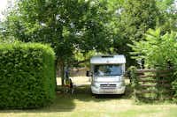 Camping Les Tilleuls - Wohnmobil mit Terrasse im Grünen
