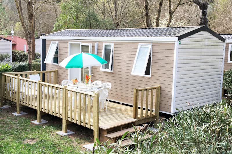 Camping les Tomasses  - Mobilheim mit Veranda und Esstisch auf dem Campingplatz