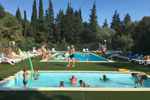Camping les Tomasses - Campingplatz mit Pool, und Liegestühlen