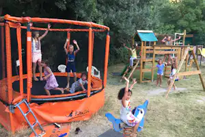 Camping les Tomasses - Kinder spielen auf einer Sprungmatte auf dem Spielplatz des Campingplatzes