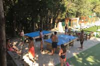 Camping les Tomasses- Kinderspielplatz mit Tischtennisplatten