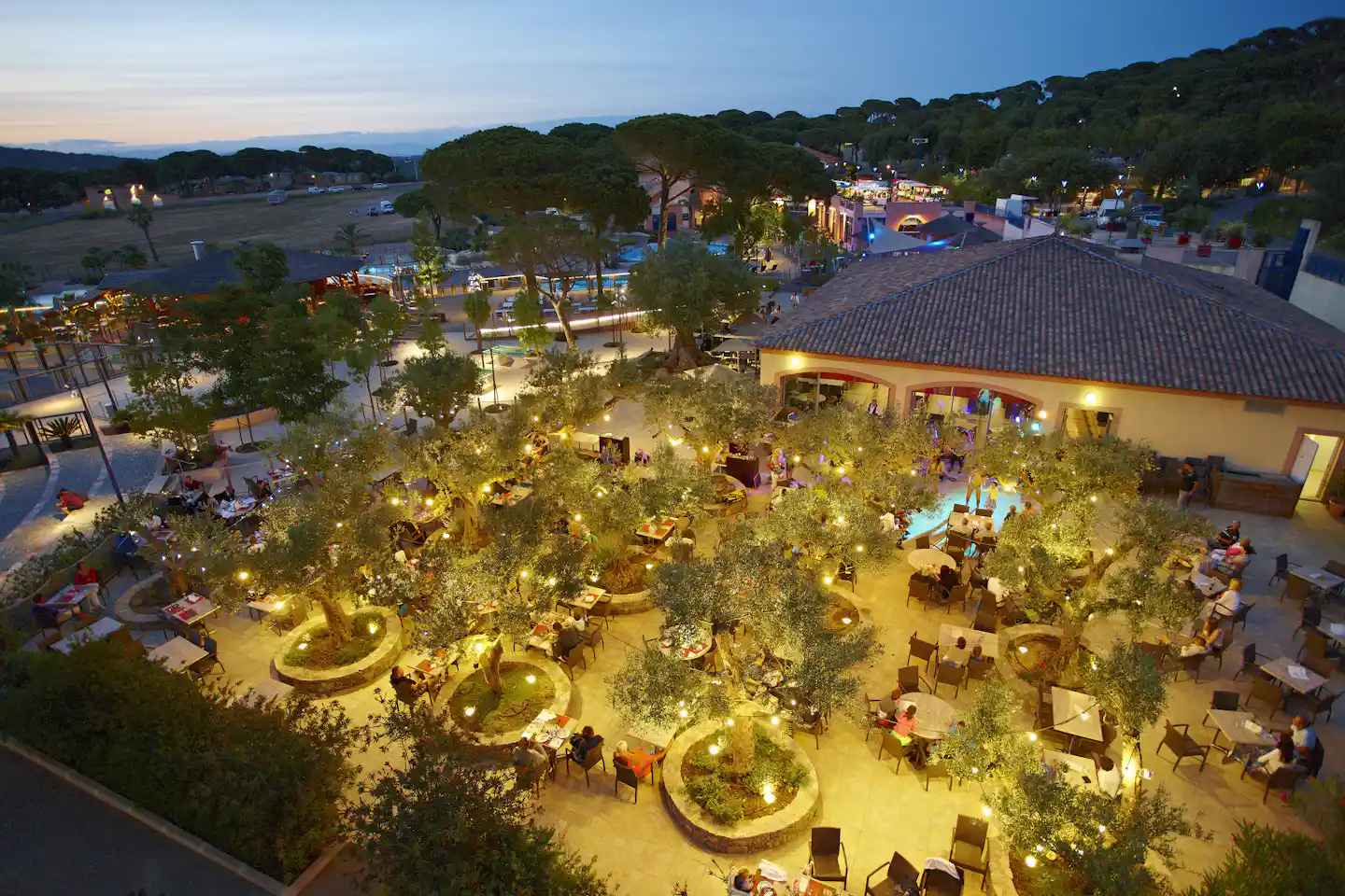 Camping Les Tournels -Überblick über das Restaurant und auf dem Campingplatzgelände-