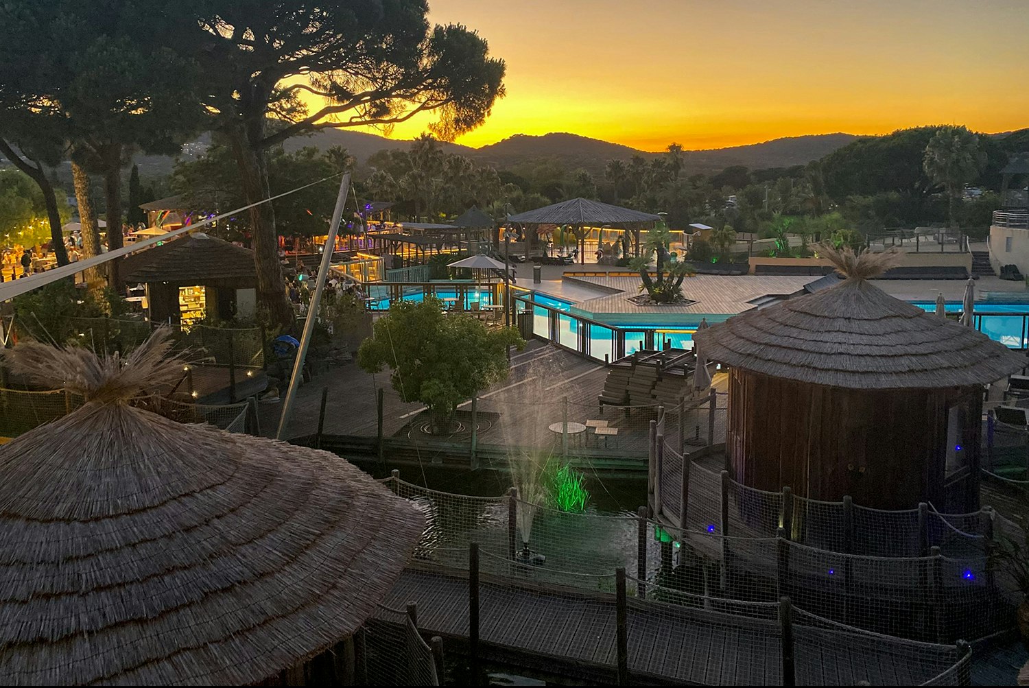 Yelloh! Village Les Tournels  Camping Les Tournels - Wasserpark auf dem Campingplatz bei Sonnenuntergang