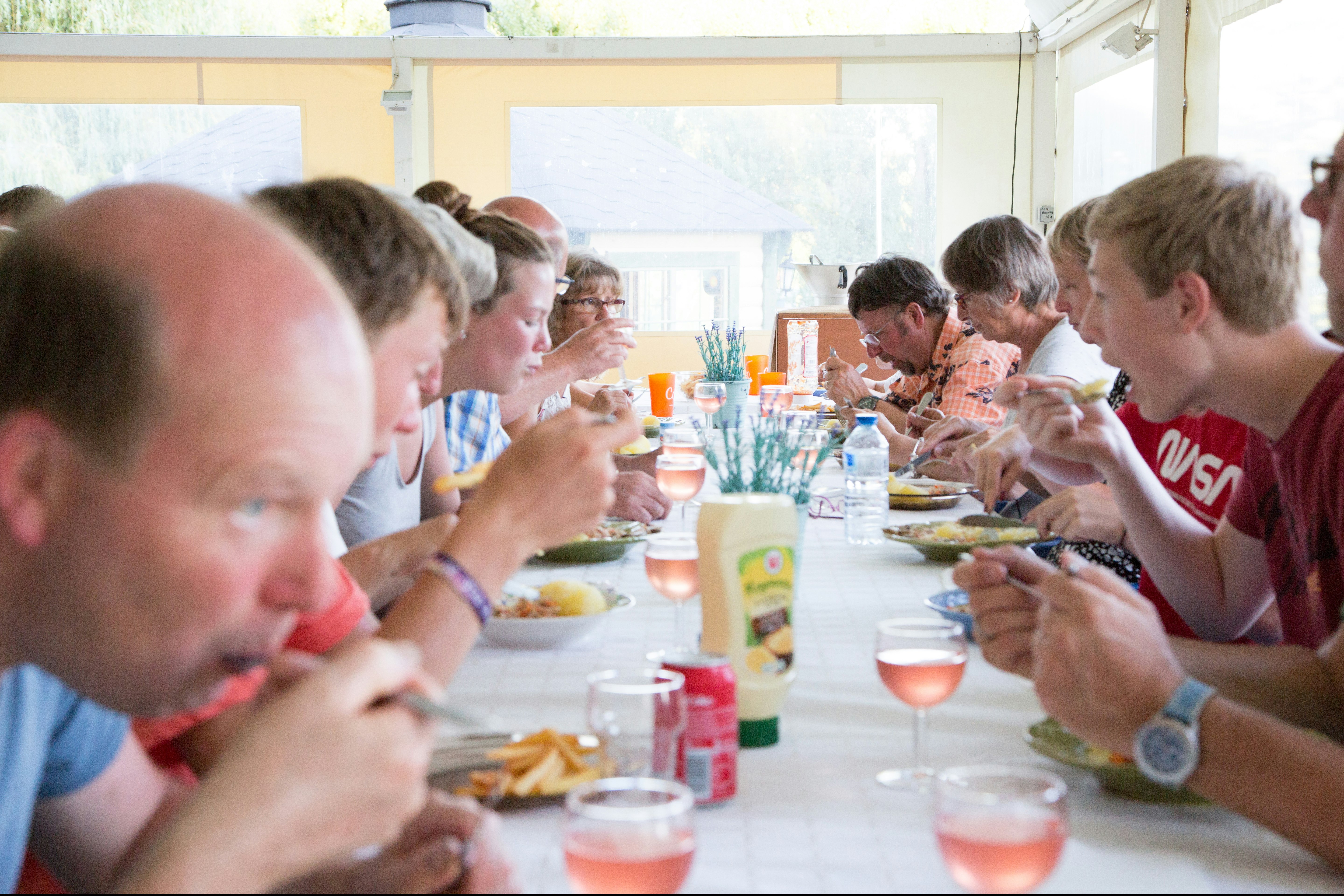 Camping Les Tournesols - Gäste beim gemeinsamen Essen im Restaurant des Campingplatzes