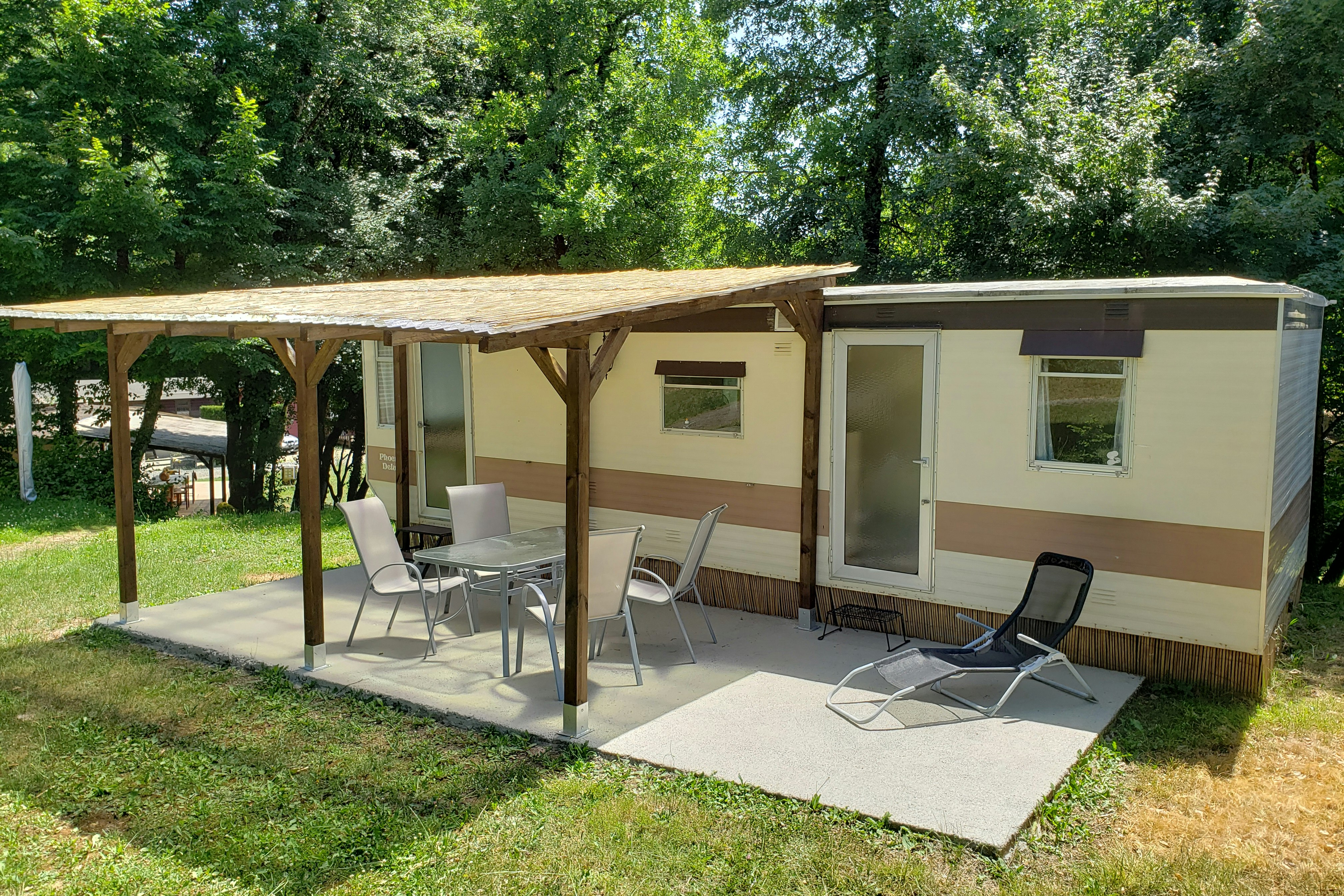 Camping Les Tourterelles  - Mobilheim mit Terrasse auf dem Campingplatz