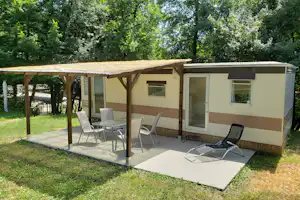 Camping Les Tourterelles - Mobilheim mit Terrasse auf dem Campingplatz