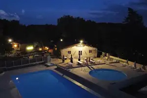Camping Les Tourterelles - Pool im Freien mit Liegestühlen und Sonnenschirmen