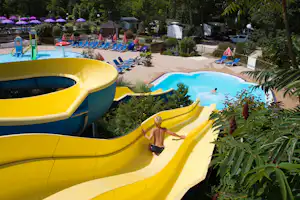 Camping Les Trois Lacs - Campingplatz mit Pool,Wasserrutsche, Liegestühlen und-Sonnenschirmen