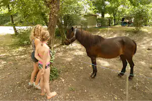 Camping Les Trois Lacs - Kinder mit Pferd in der Nähe des Campingplatzes