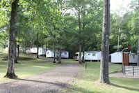 Camping Les Trois Sources  -  Mobilheime vom Campingplatz zwischen Bäumen