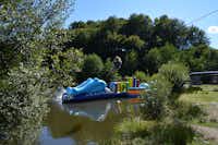 Camping Les Trois Sources  - Hüpfburg Spielplatz auf dem Fluss am Campingplatz