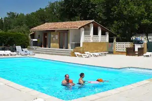 Camping Les Truffières - Pool vom Campingplatz mit Liegestühlen in der Sonne