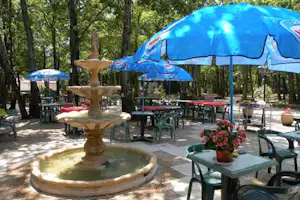 Camping Les Truffières - Restaurant vom Campingplatz mit Terrasse und Springbrunnen
