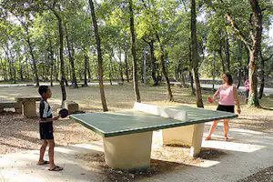 Camping Les Truffières - Tischtennis auf dem Campingplatz zwischen Bäumen