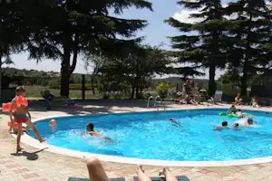 Camping Les Truffières - Pool vom Campingplatz zwischen Bäumen
