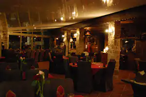 Camping Les Truffières - Innenansicht Restaurant vom Campingplatz am Abend