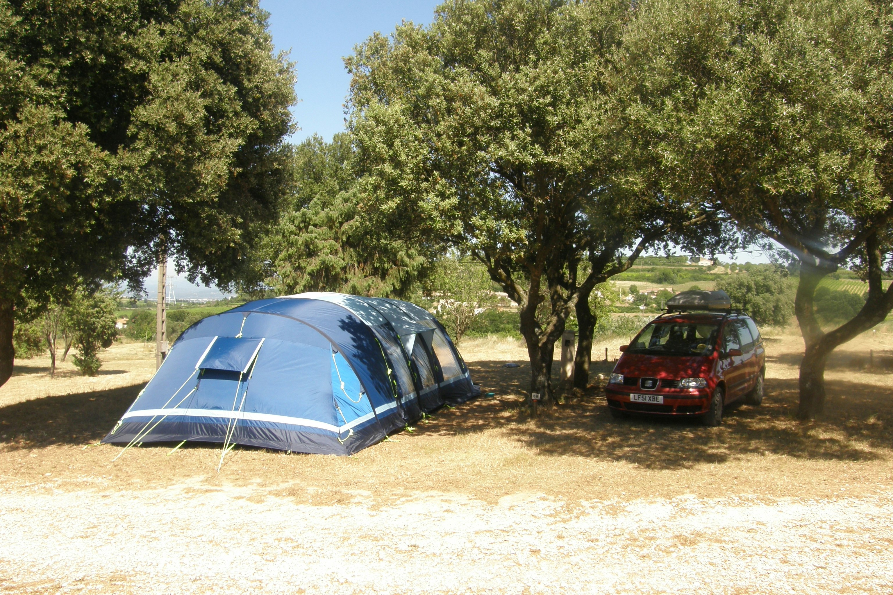 Camping Les Truffières  - Zelt auf dem Wohnwagen- und Zeltstellplatz vom Campingplatz im Schatten von Bäumen