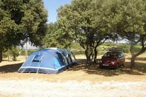 Camping Les Truffières - Zelt auf dem Wohnwagen- und Zeltstellplatz vom Campingplatz im Schatten von Bäumen