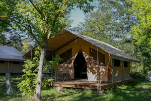 Camping Les Tuillères - Außenansicht Glamping-Zelt auf dem Campingplatz