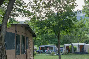 Camping Les Tuillères - Glamping-Zelt Außenansicht auf dem Campingplatz