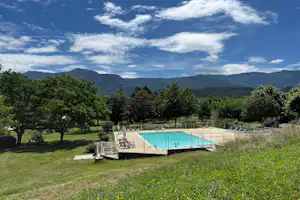 Camping Les Tuillères - Pool im Freien auf dem Campingplatz